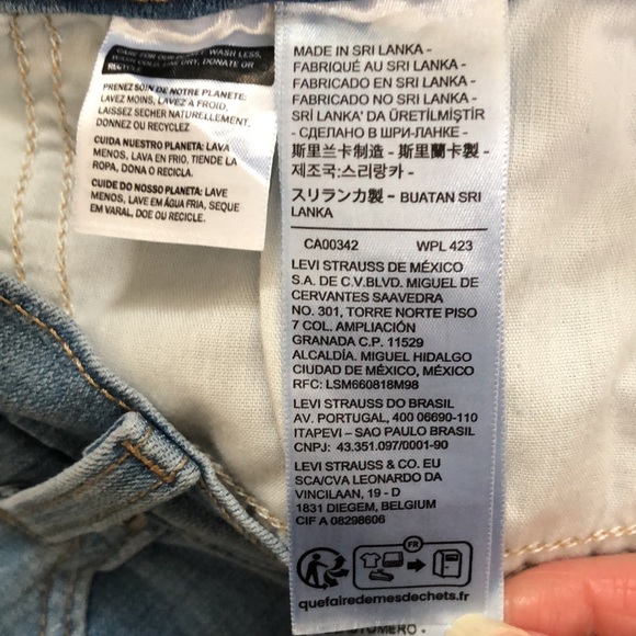 New Levis Women’s Mid-length shorts.  Size 14/W32. - Picture 12 of 16
